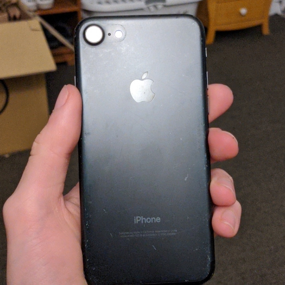 iPhone 7 - Picture 2 of 2